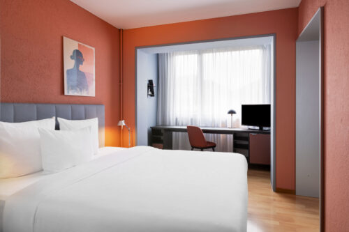 Cozy family room at Hotel La Pergola, showcasing a well-arranged bed.